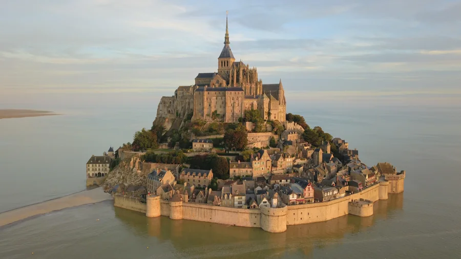 Vue aérienne du Mont-Saint-Michel et de sa baie